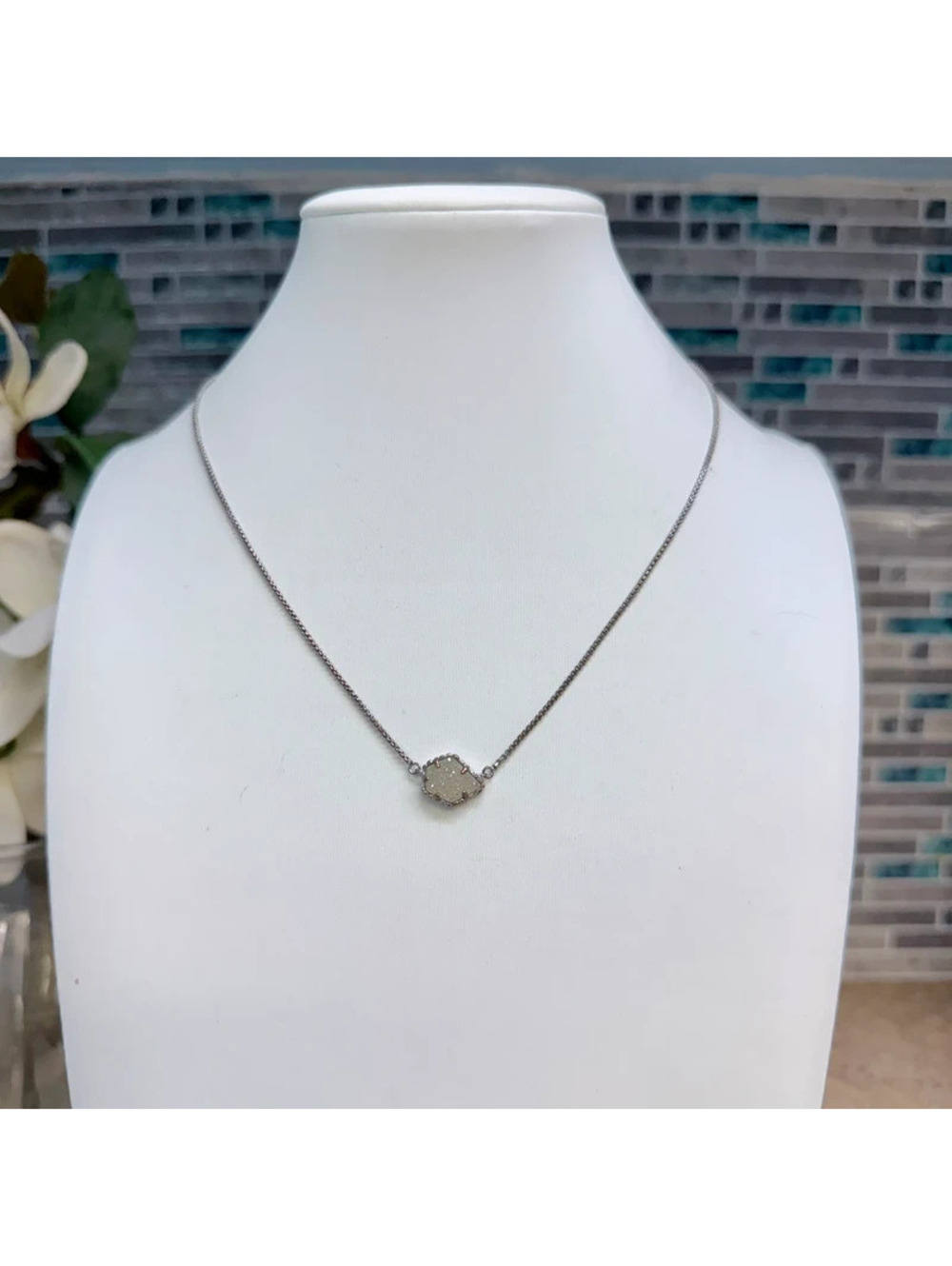 Beautiful Kendra Scott Tess Pendant Necklace with dust bag and box